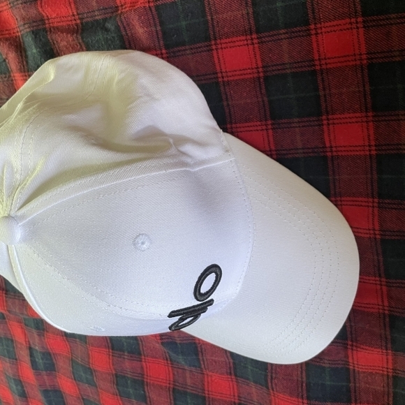 ALO Yoga White Cap with Black Logo - Picture 3 of 5